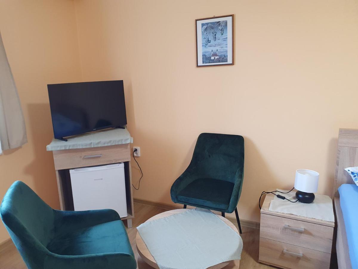 Pension Zeleny Strom Mikulov Exterior photo