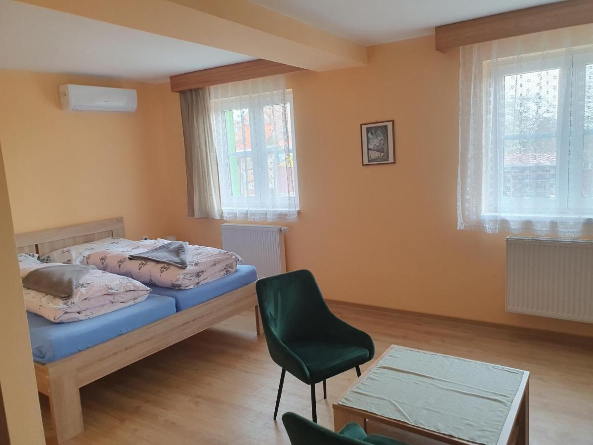 Pension Zeleny Strom Mikulov Exterior photo